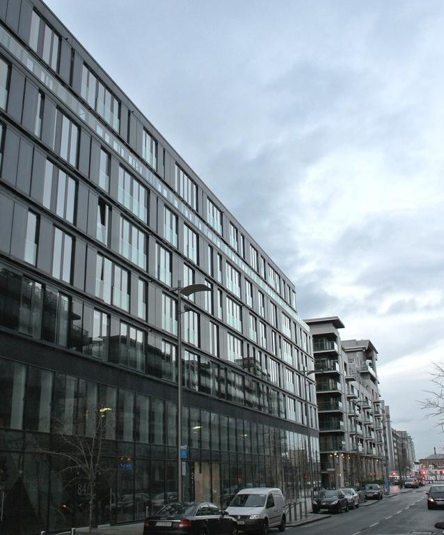 Your Base Dublin - Grand Canal Square Exterior photo